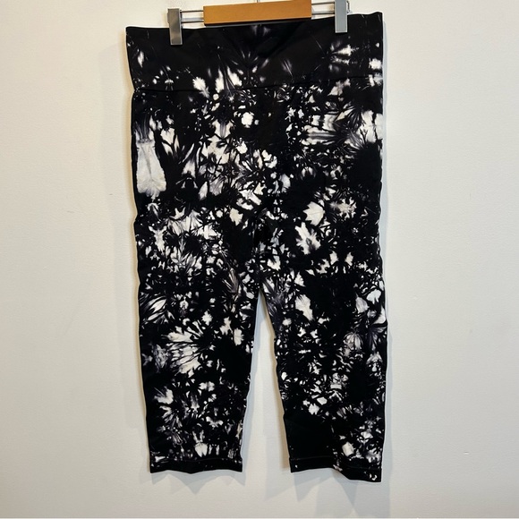 LIVI Lane Bryant High-Rise Seamless Capri Active Leggings Tie-Dye Black White - Picture 4 of 9